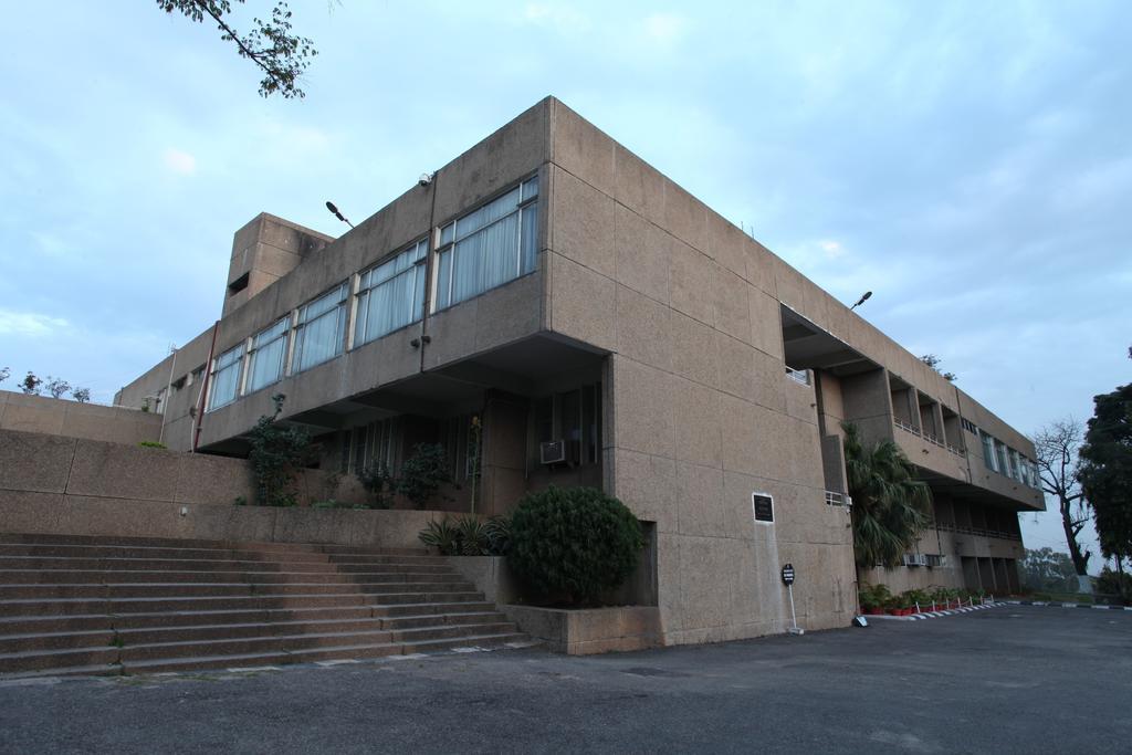Hotel Jammu Ashok Zewnętrze zdjęcie