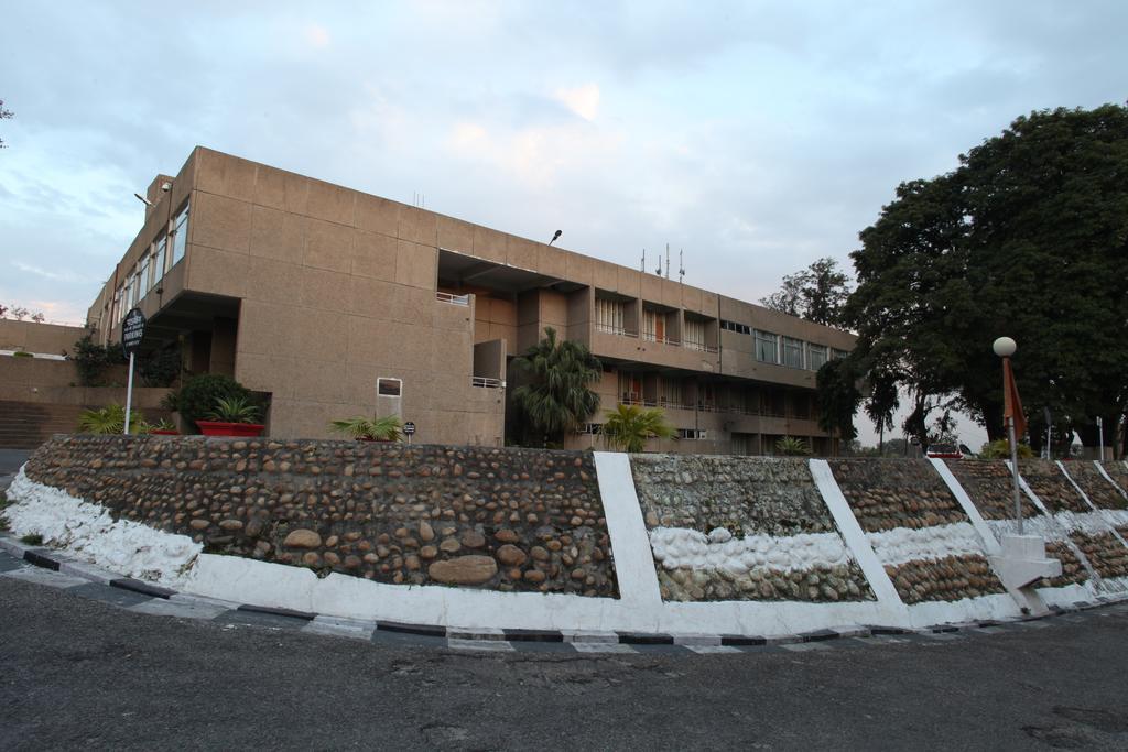 Hotel Jammu Ashok Zewnętrze zdjęcie